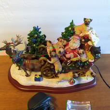 RARE! DANBURY MINT PUGS DOG CHRISTMAS SANTA'S SLEIGH W/ REINDEER LIGHTS UP