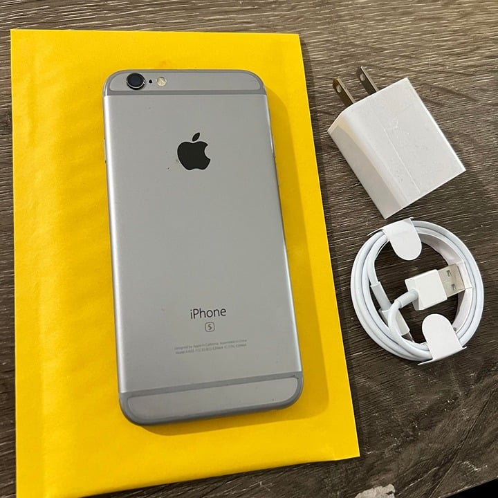 Apple iPhone 6S 32GB in Space Gray for Unlocked