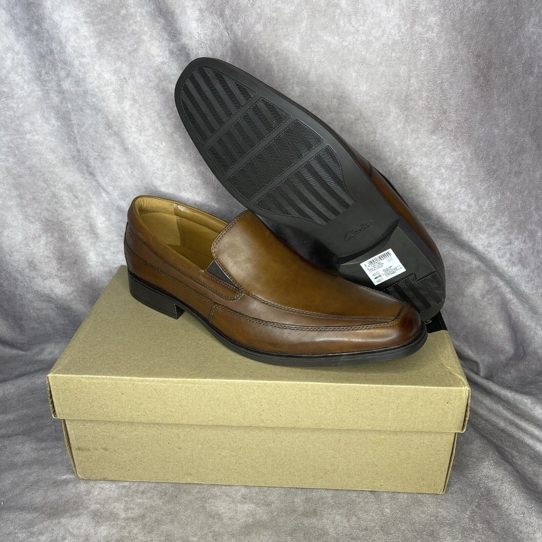 New In Box Men's Clarks, Tilden Free Loafer 26130098 Dark Tan Leather Size 13 M