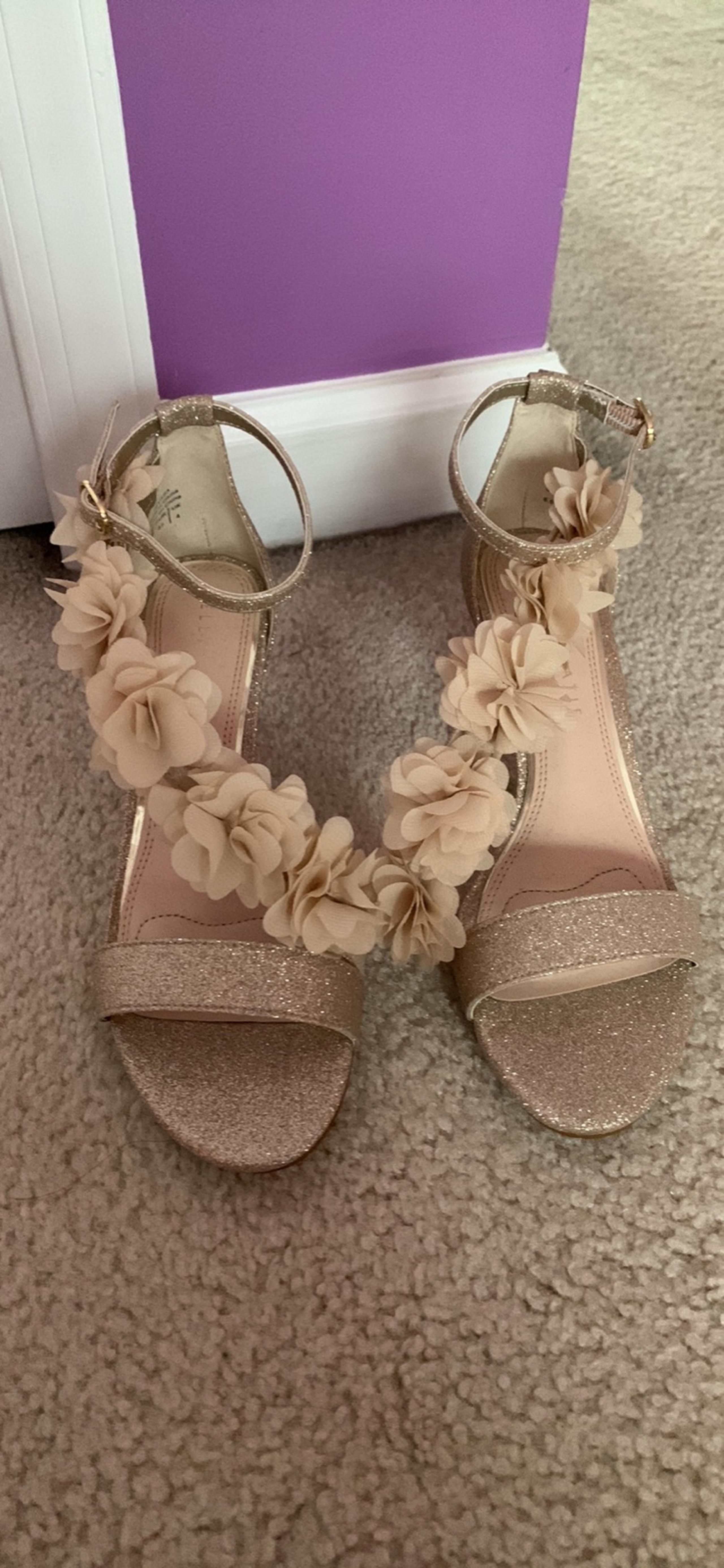 Kelly and Katie champagne, floral, sexy, high heel shoes ankle strap 6.5. €37.
