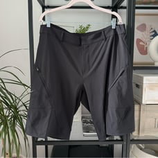 Lululemon Mountain Side Black Shorts 11” Men’s Size 38 Zipper Pockets Reflective