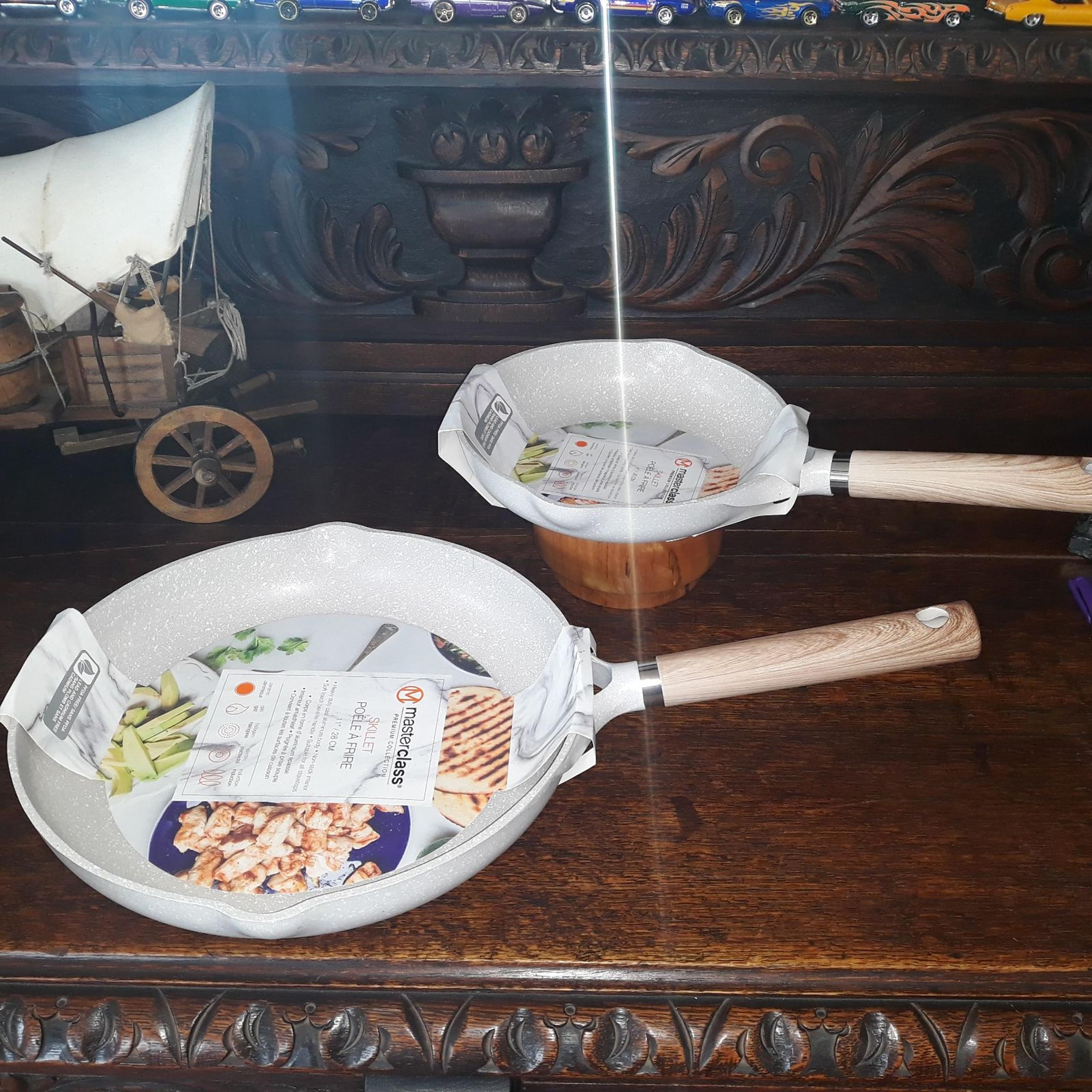 MASTERCLASS Set of 2 Skillets Frying Pans 11" and 8"  beige  Speckled Cookware