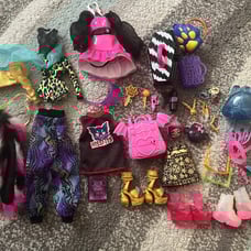 Monster high lot of monster high clothes/accesories