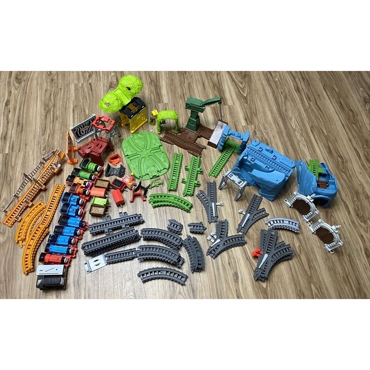 THOMAS THE TRAIN SET & TRACKS GULLANE 2019 Mix LOT W/Cranky AND TRACK CONVERTERS