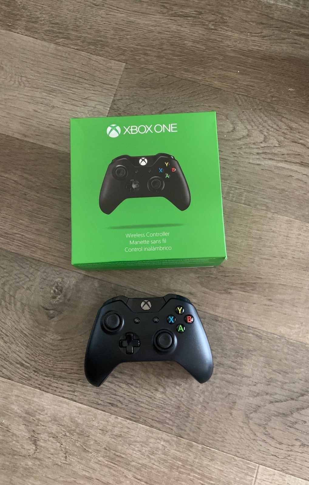 Xbox one wireless controller (3 of 3)