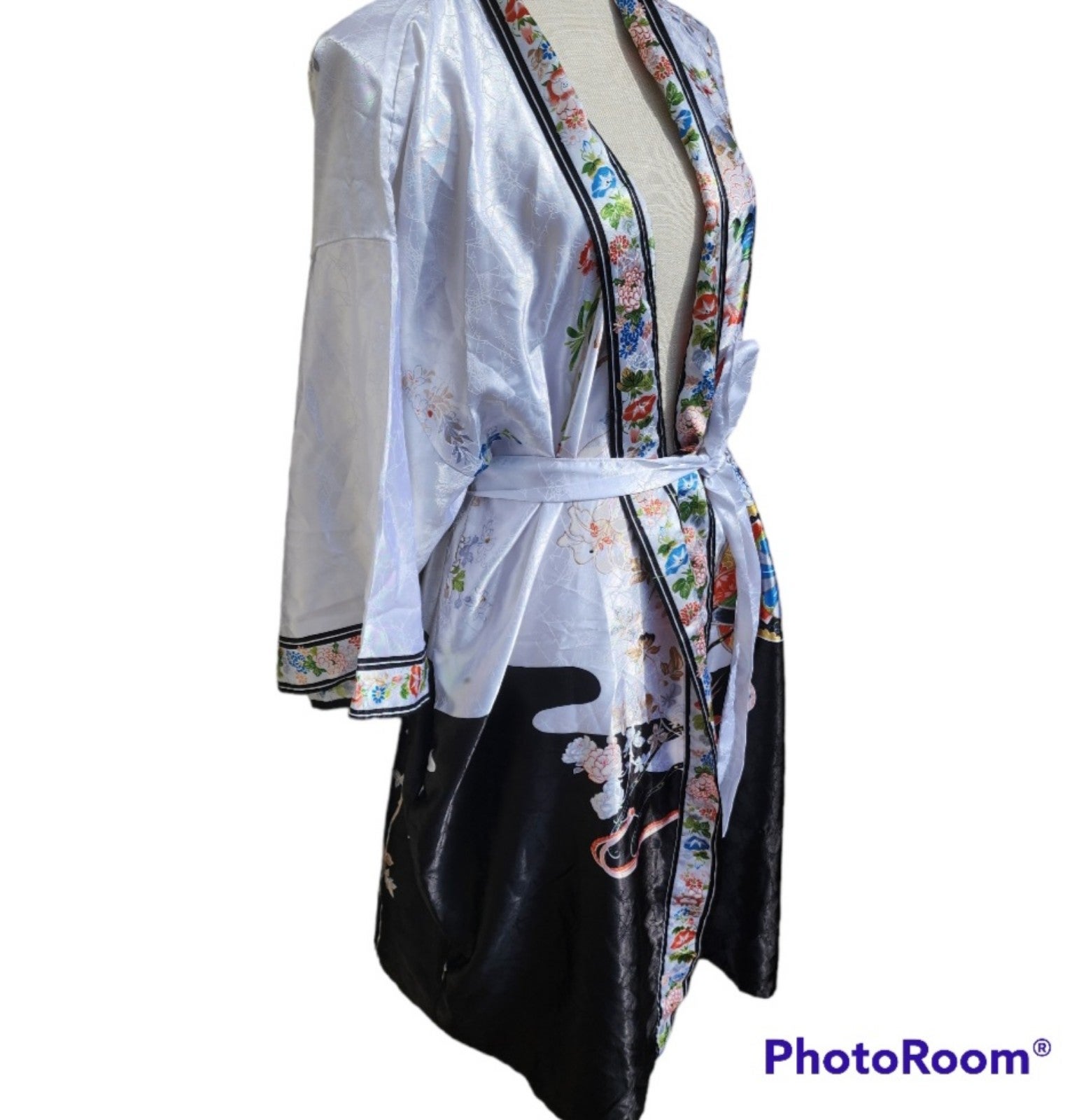 Kimono White Floral Belted Robe Made in Japan Japanese Polyester OS Vintage