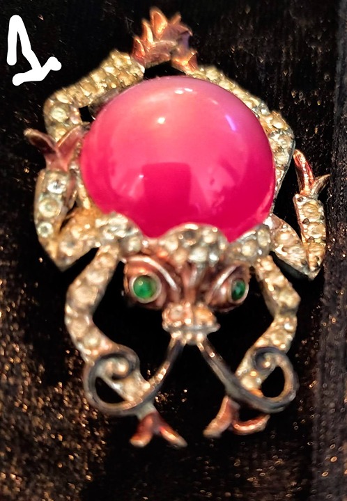 CORO Unsigned Beetle Bug Pink Enamel Cabochon Rhinestone Vintage Fur Scarf Clip