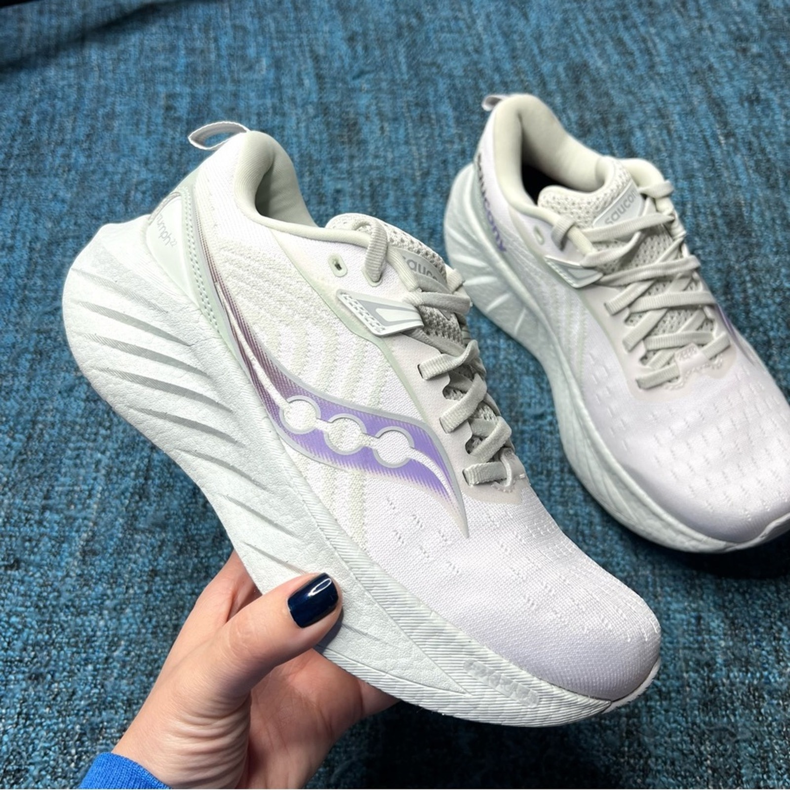 Saucony Triumph 22 Running Shoes in White Foam Women's Size 6.5 Sneakers