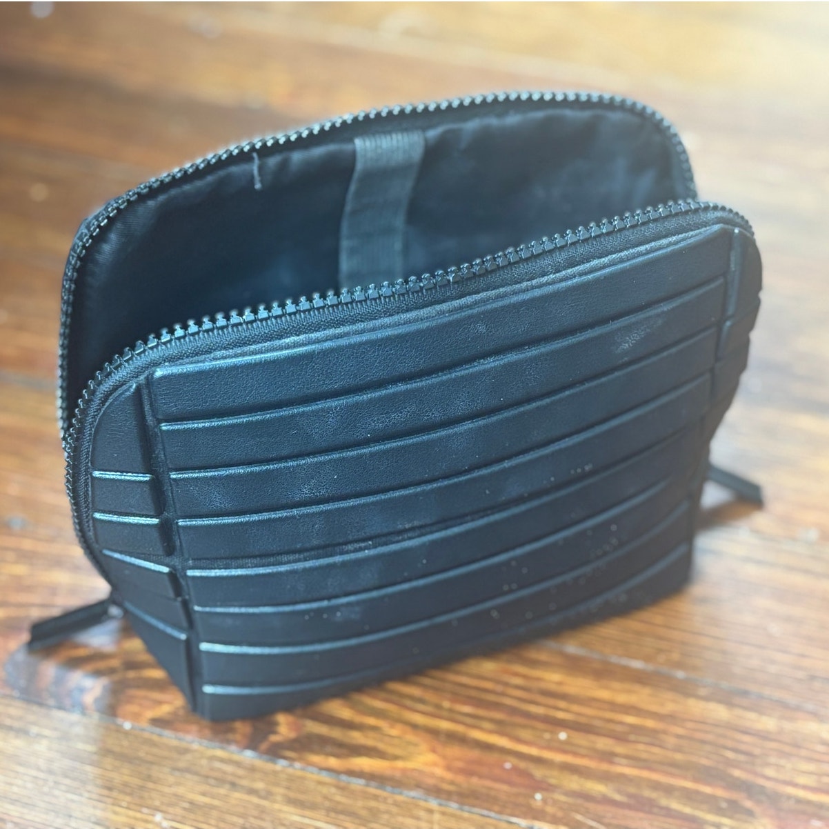 Parallelle Small Traveller Makeup Bag in Onyx
