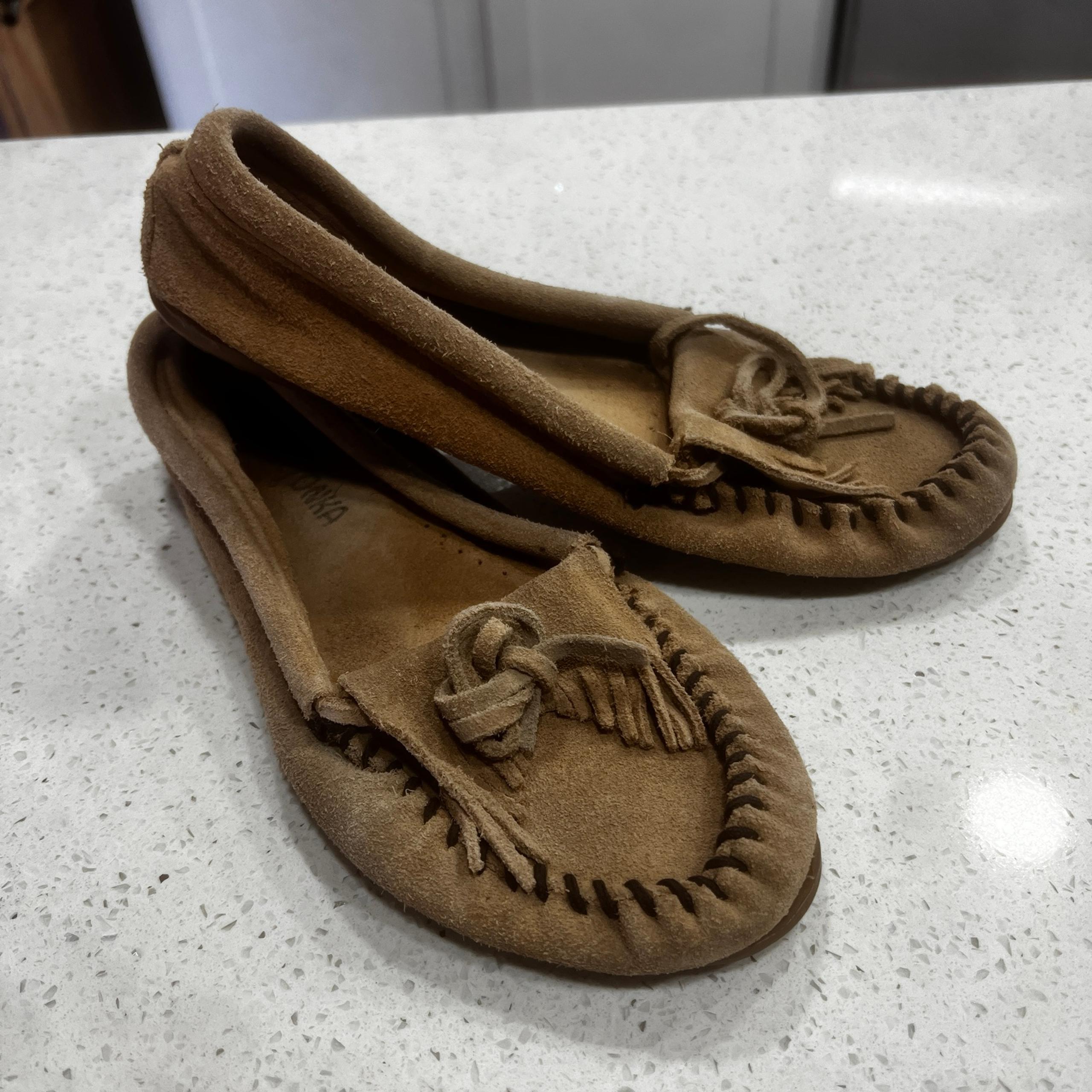 Minnetonka Moccasin Womens Size 8 Brown Tan Carmel Leather Slip On Shoes