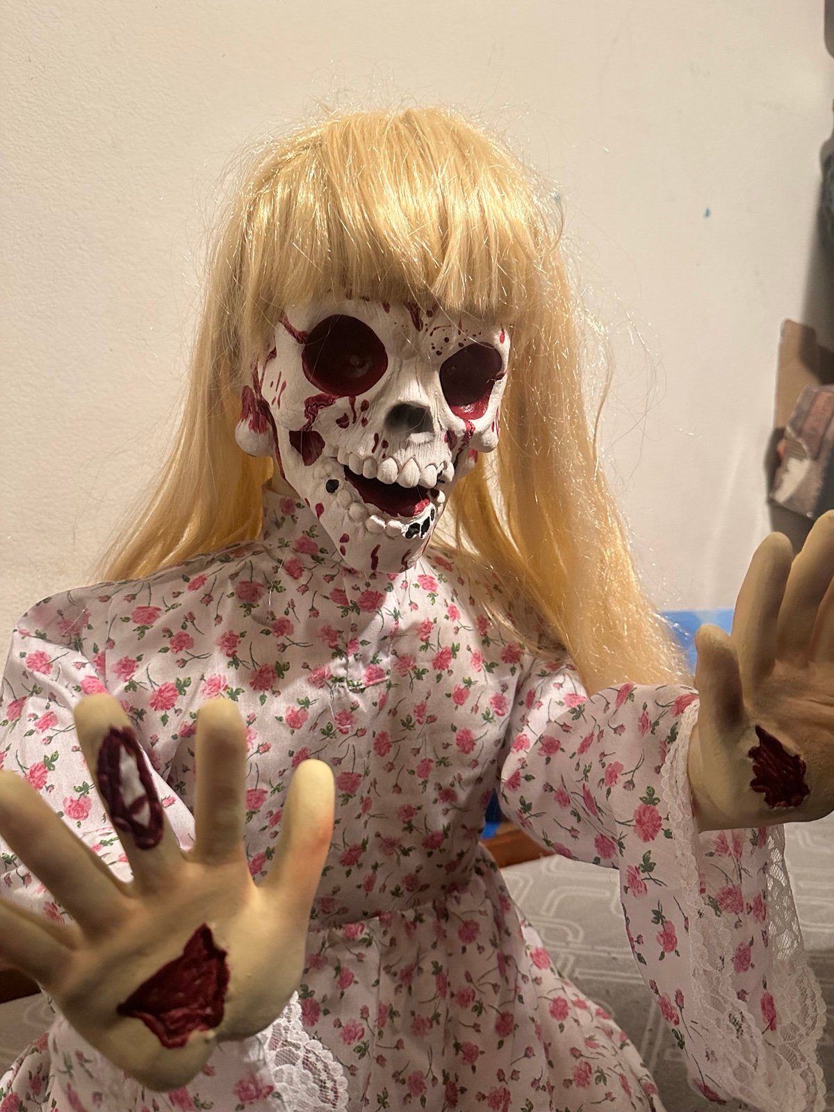 Morbid Enterprises Kneeling Geist girl - detail