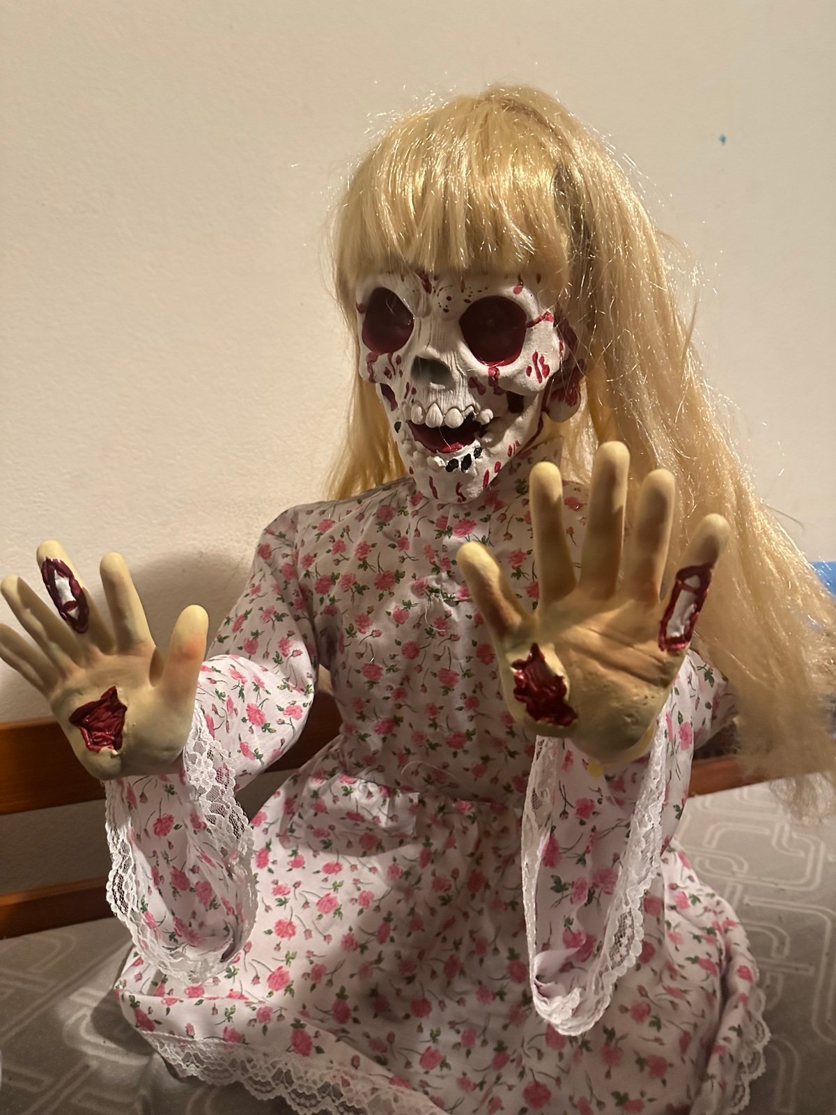 Morbid Enterprises Kneeling Geist girl - detail