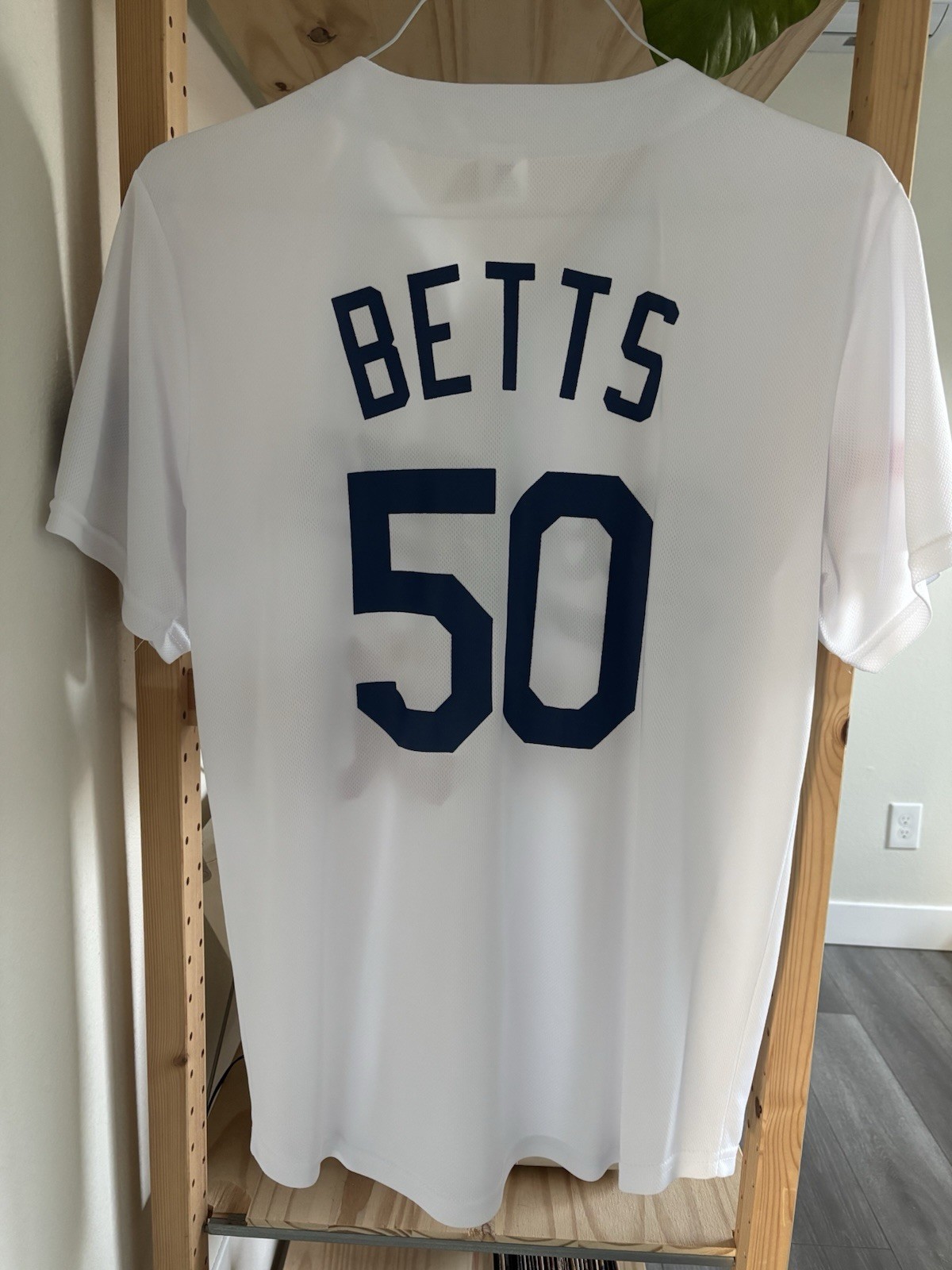MOOKIE BETTS Genuine White Jersey Mens Medium MLB LA Dodgers Budweiser Promo