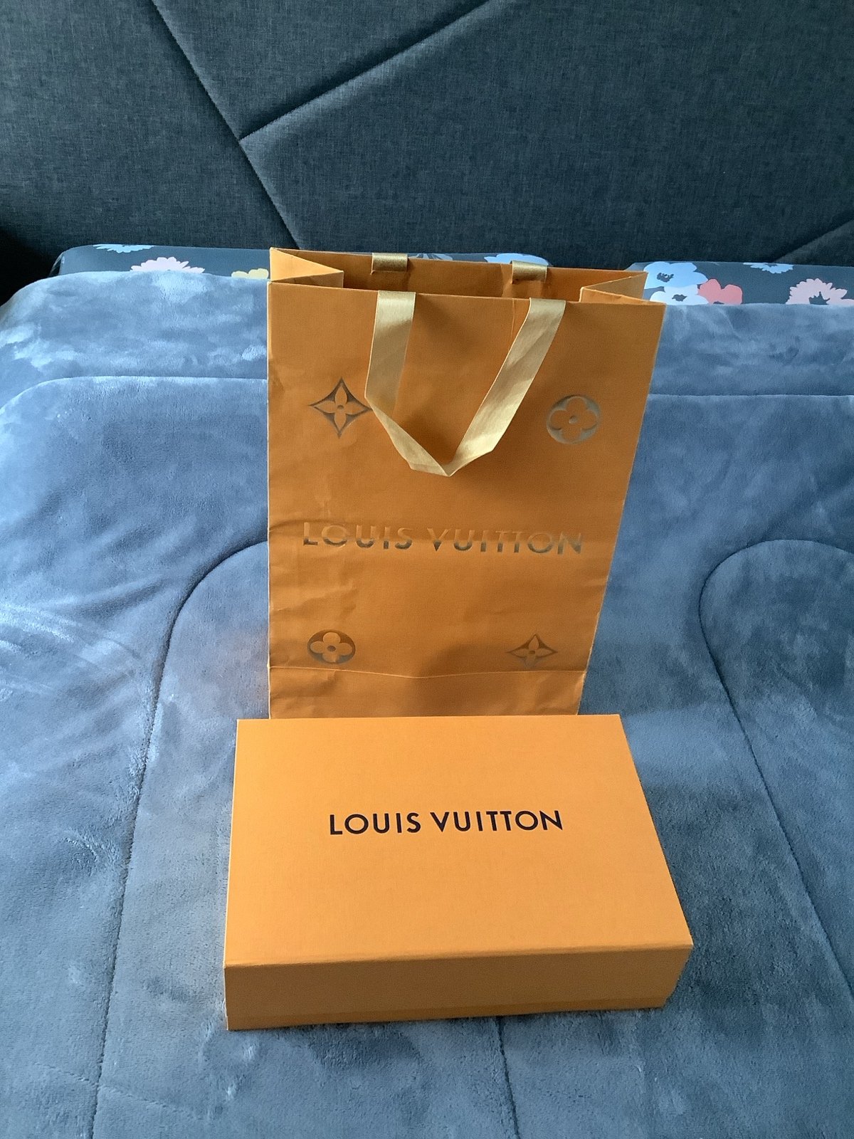 Louis Vuitton small box and shopping bag / The price is firm . Thank you