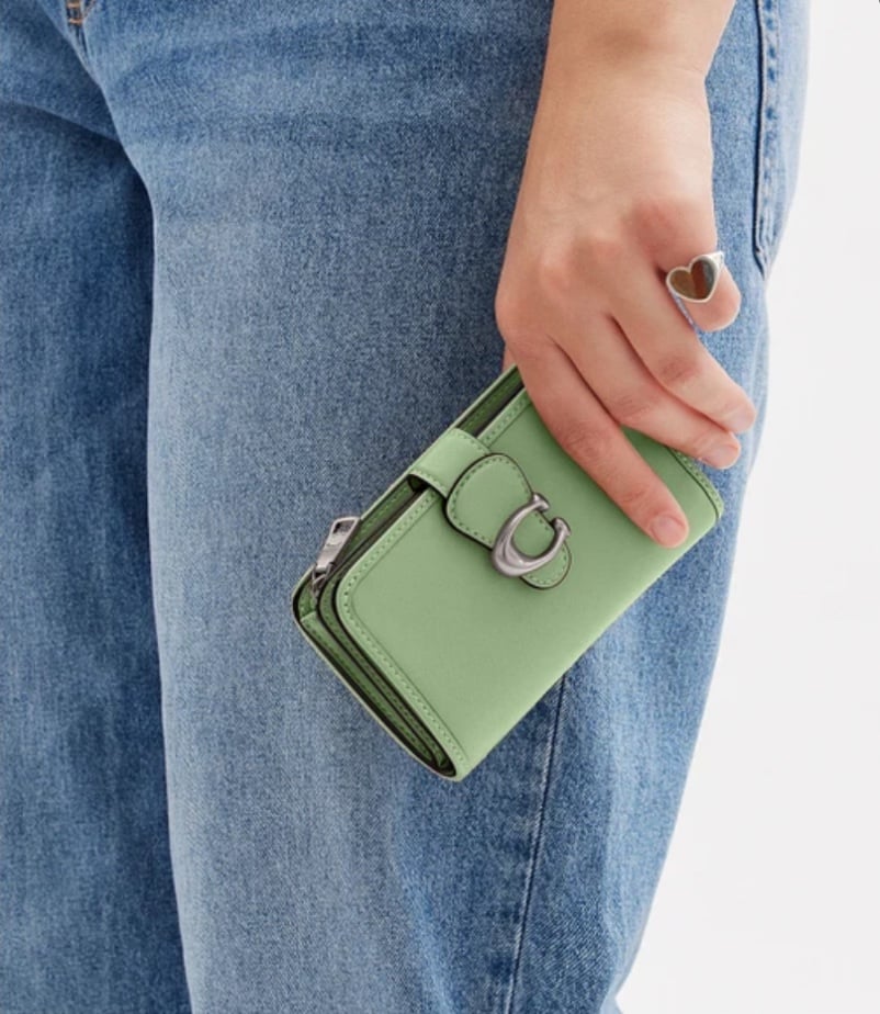 Coach Tabby Medium Wallet pale pistachio - detail