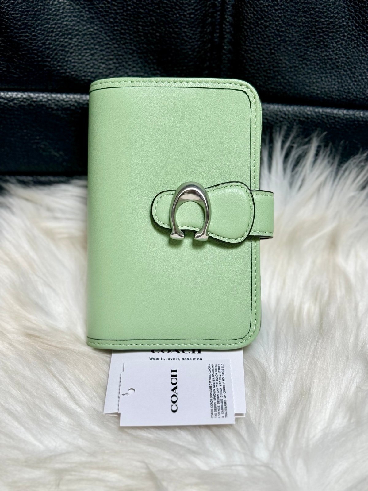 Coach Tabby Medium Wallet pale pistachio - detail