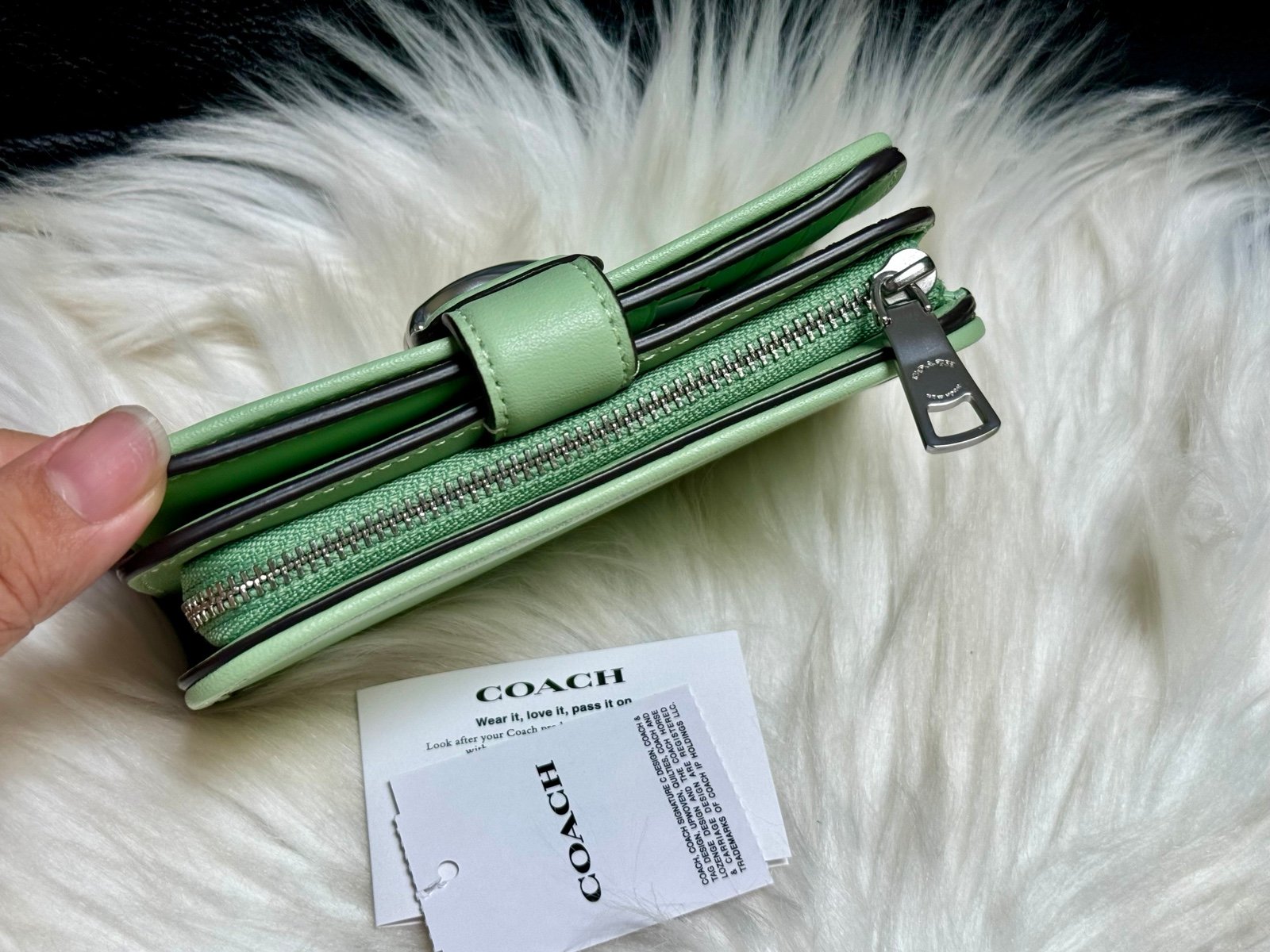 Coach Tabby Medium Wallet pale pistachio - detail