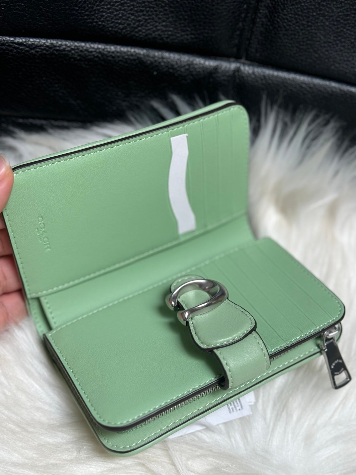 Coach Tabby Medium Wallet pale pistachio - detail