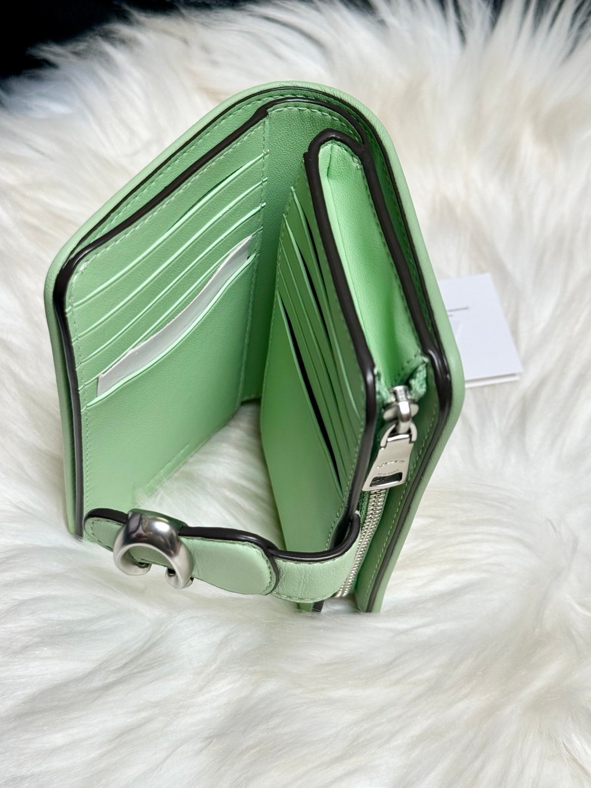 Coach Tabby Medium Wallet pale pistachio - detail