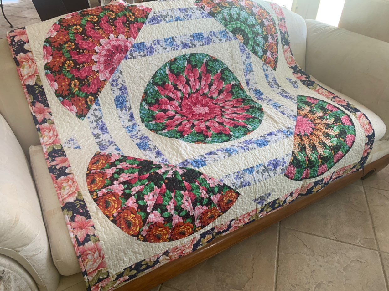 Machines Pieced &quilted Fan Lap Quilt