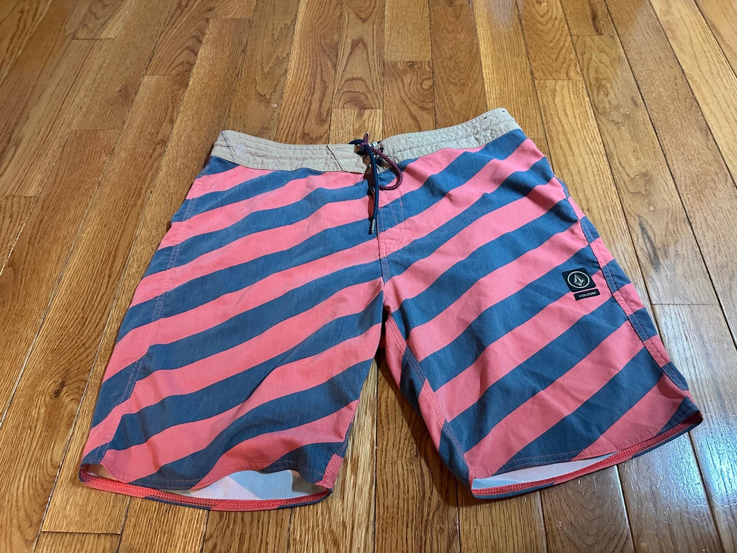 Men's board Shorts Volcom swim trunks beach has back pocket in back Size 36