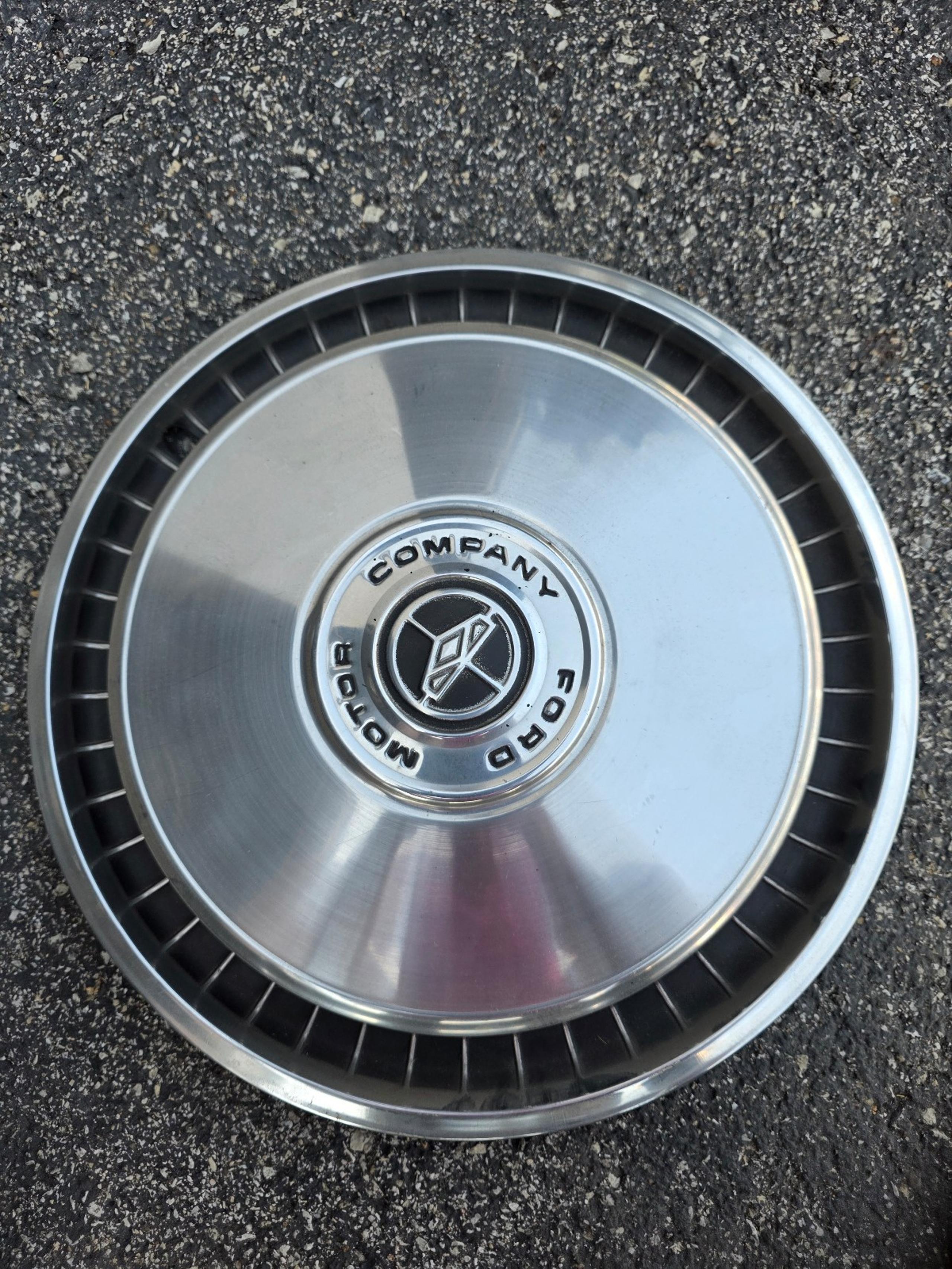 Single used Ford F100, F150, Van (1976-1991) 15" hubcap