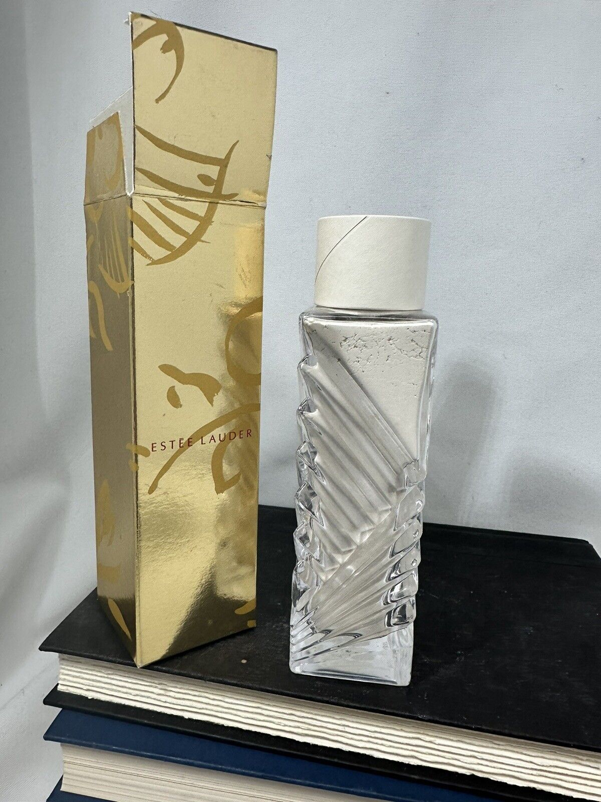 Estée Lauder Perfumed Body Powder Crystal Glass Shaker 2.5 oz / 75 ml New W/Box
