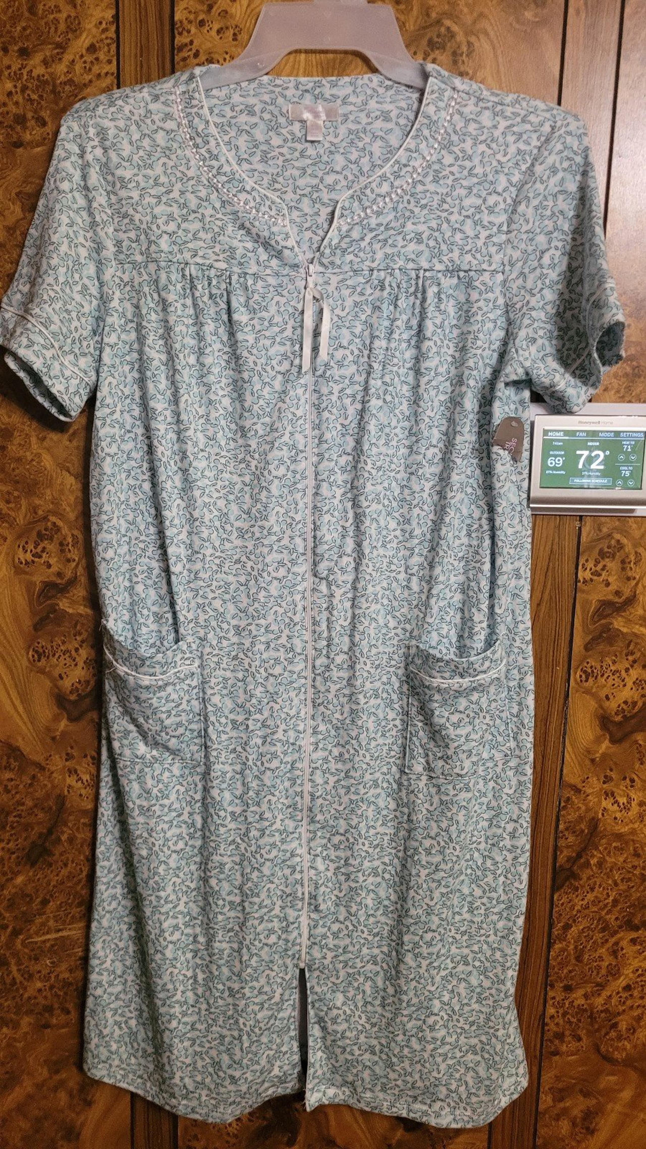 SECRET TREASURES women's short slv housecoat/robe NEW pockts zip front floral S