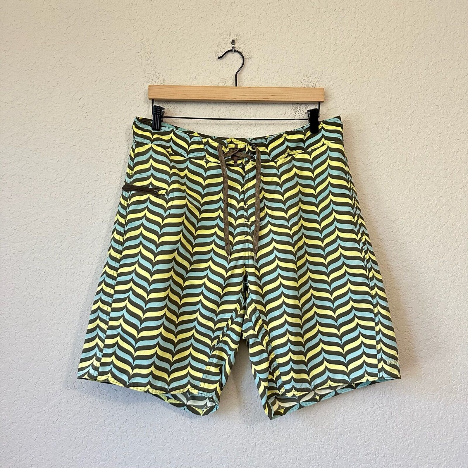 PATAGONIA M's Striped Wavefarer Board Shorts in Multicolor