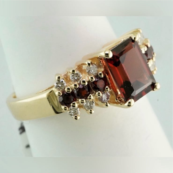 14k yellow gold natural garnet and natural diamond ring