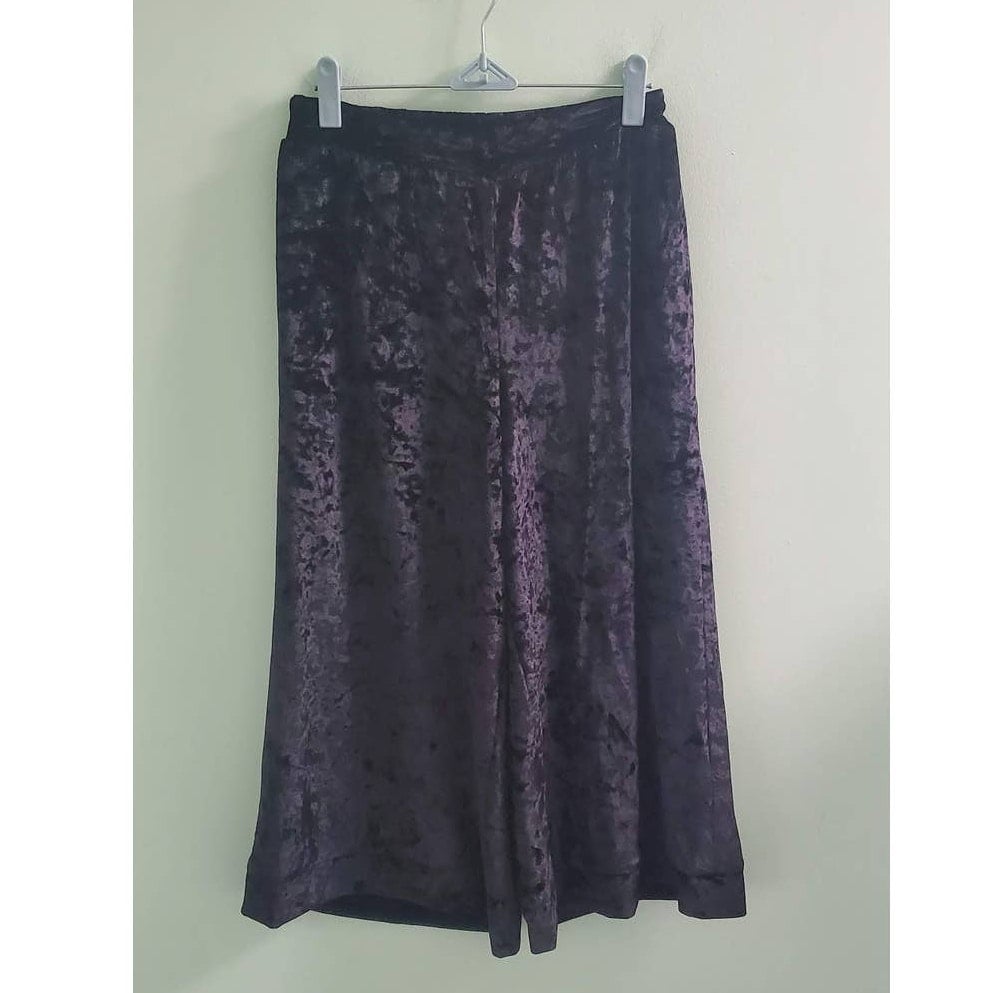 NWT! English Factory Black Soft Velvet Culottes / Wide Leg Capri - Size Small