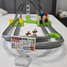 Hot Wheels Mario Kart Circuit Track w/Mario Karts