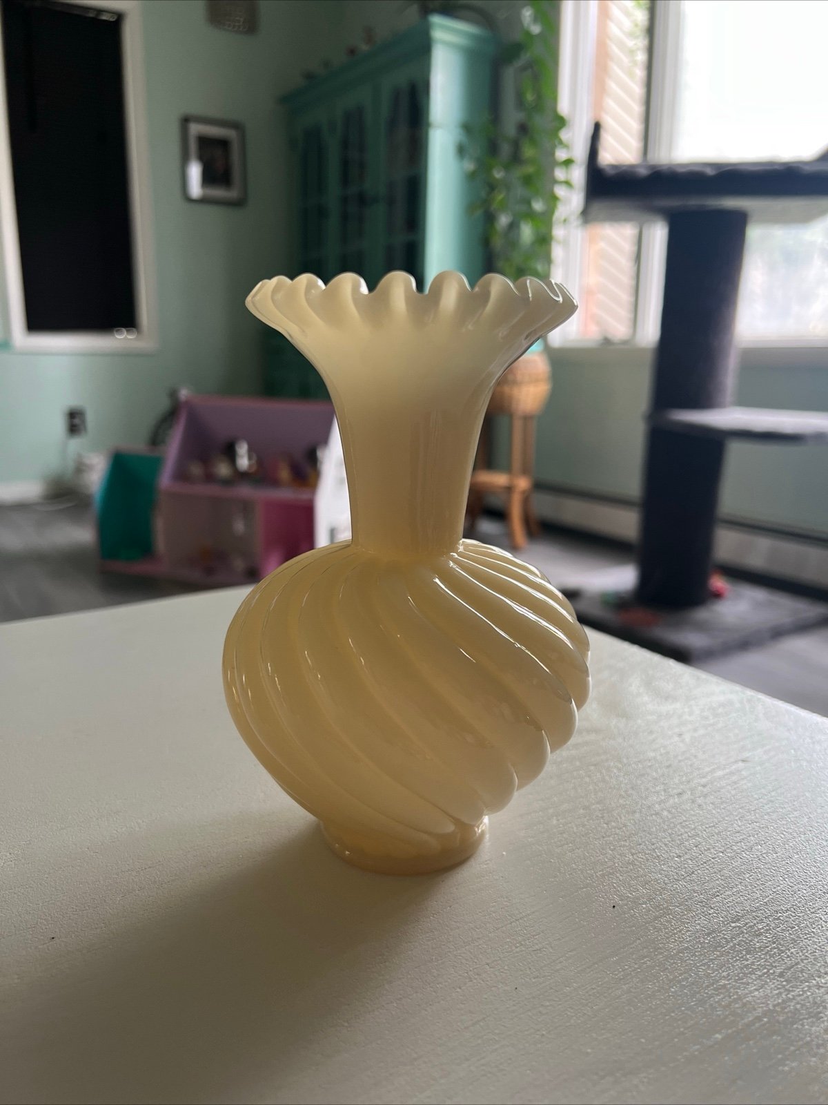VTG Fenton Art Glass Glossy Custard Pastel Swirl Spiral Ruffled Crimped Vase 6