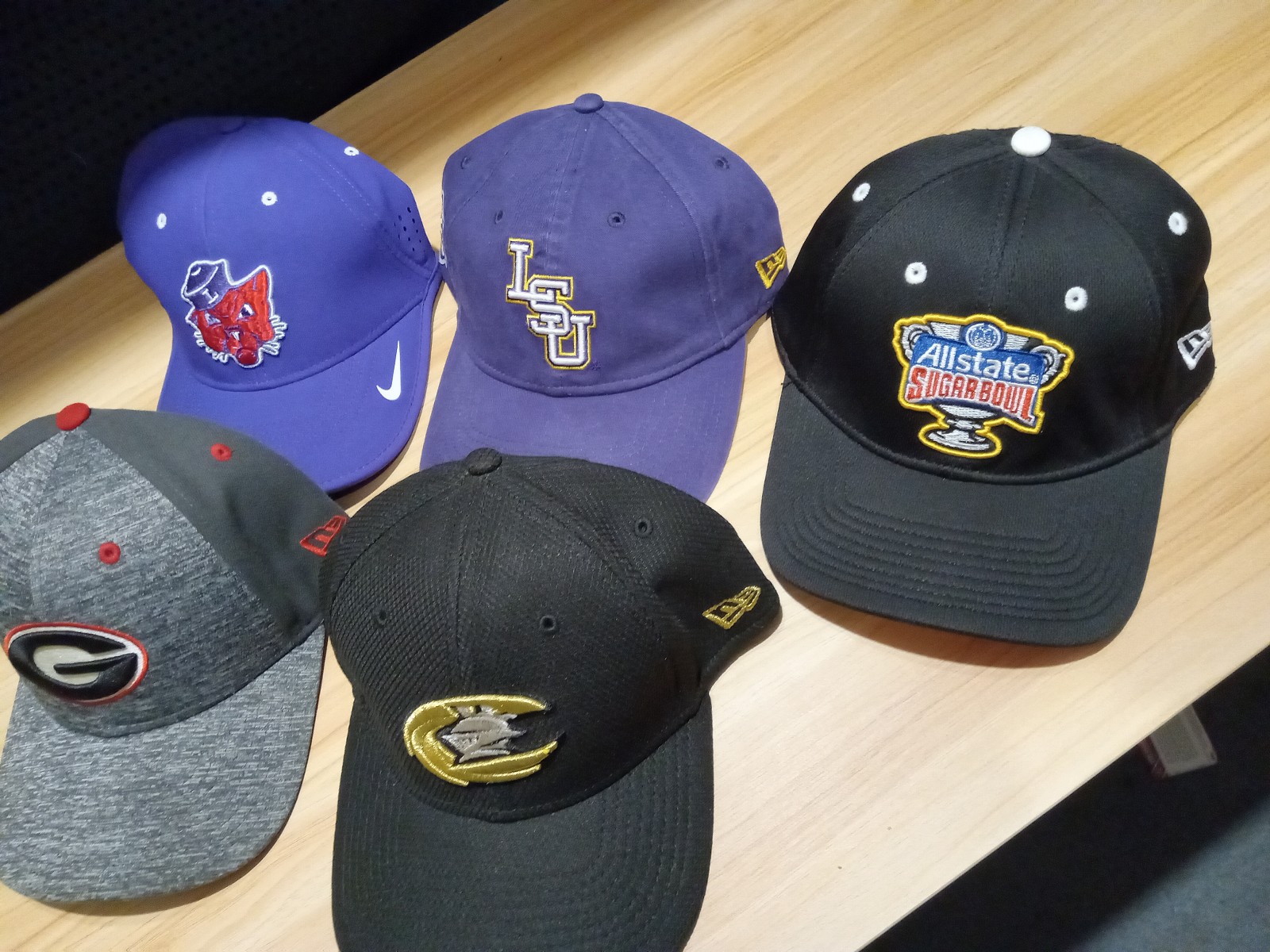 Hat plot of 5new era College hats assorted some new all excellent condition