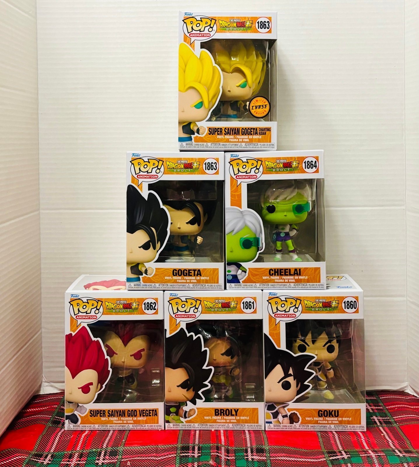 6 DEMON SLAYER Funko pops WITH SUPER SAIYAN GOGETA CHASE MINT CONDITION !