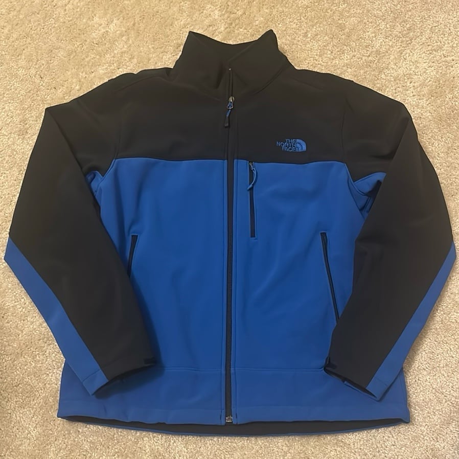 NWOT Men’s The North Face black/blue apex barrier soft shell jacket size M