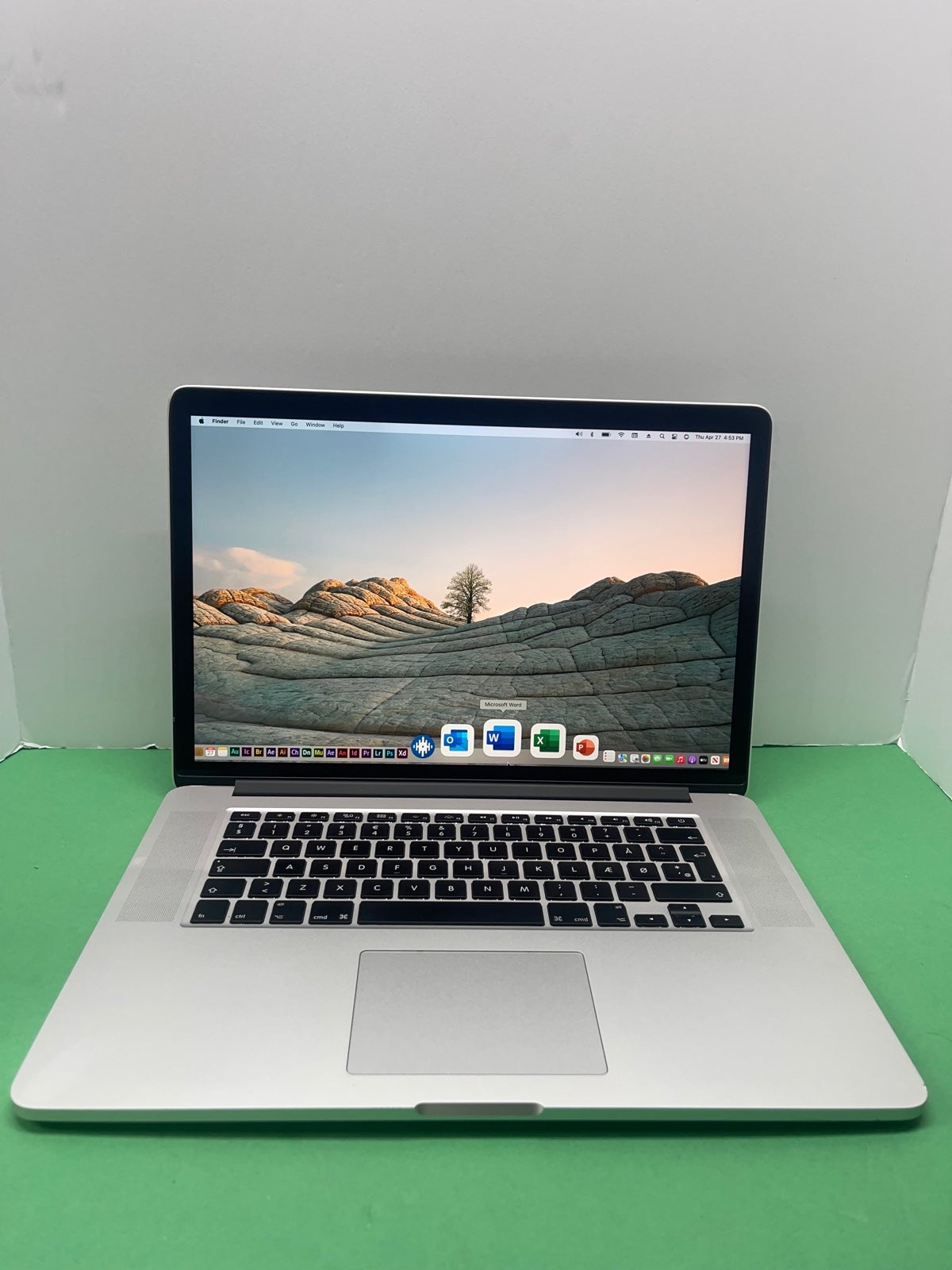 Apple MacBook Pro Retina 2015 15.4 512GB SSD, Intel Core i7 2.5GHz, 16GB RAM)