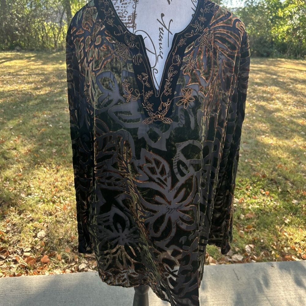 Chicos velvet burnout design beaded tunic top size 3