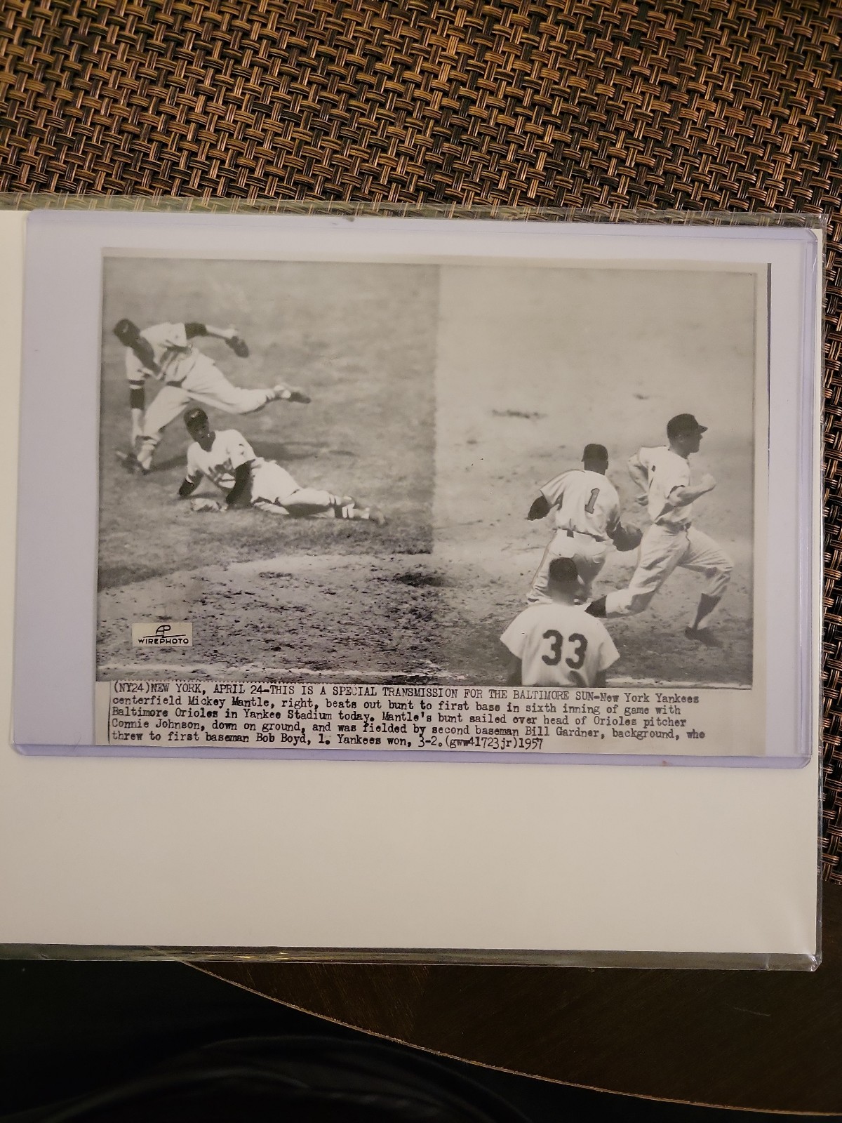 1957 Press Photo-NY Yankees Mickey Mantle Beats Out Bunt For Base Hit vs Baltimo