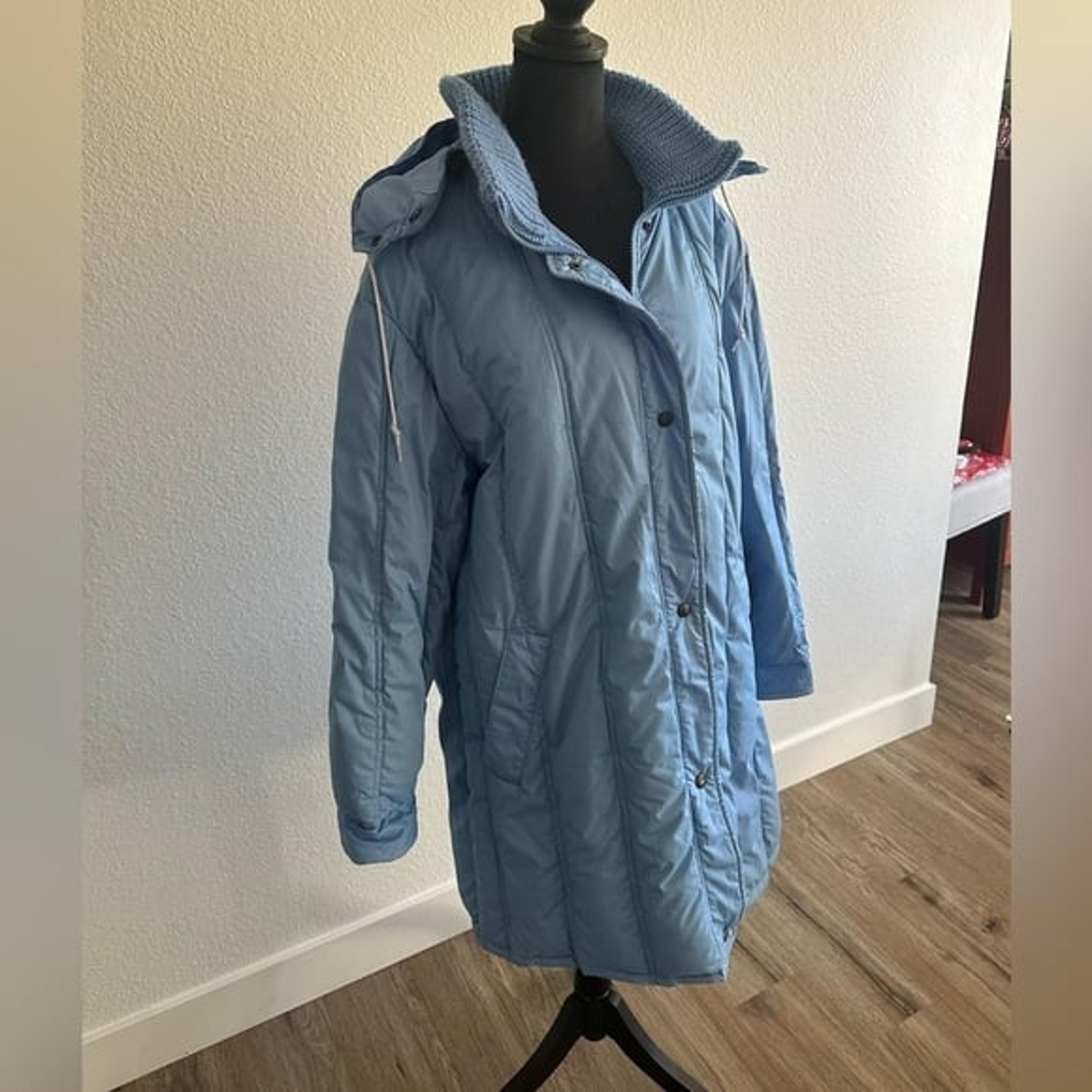 Windsor Bay Toggle Button Down Puffer Hooded Coat in Blue Large