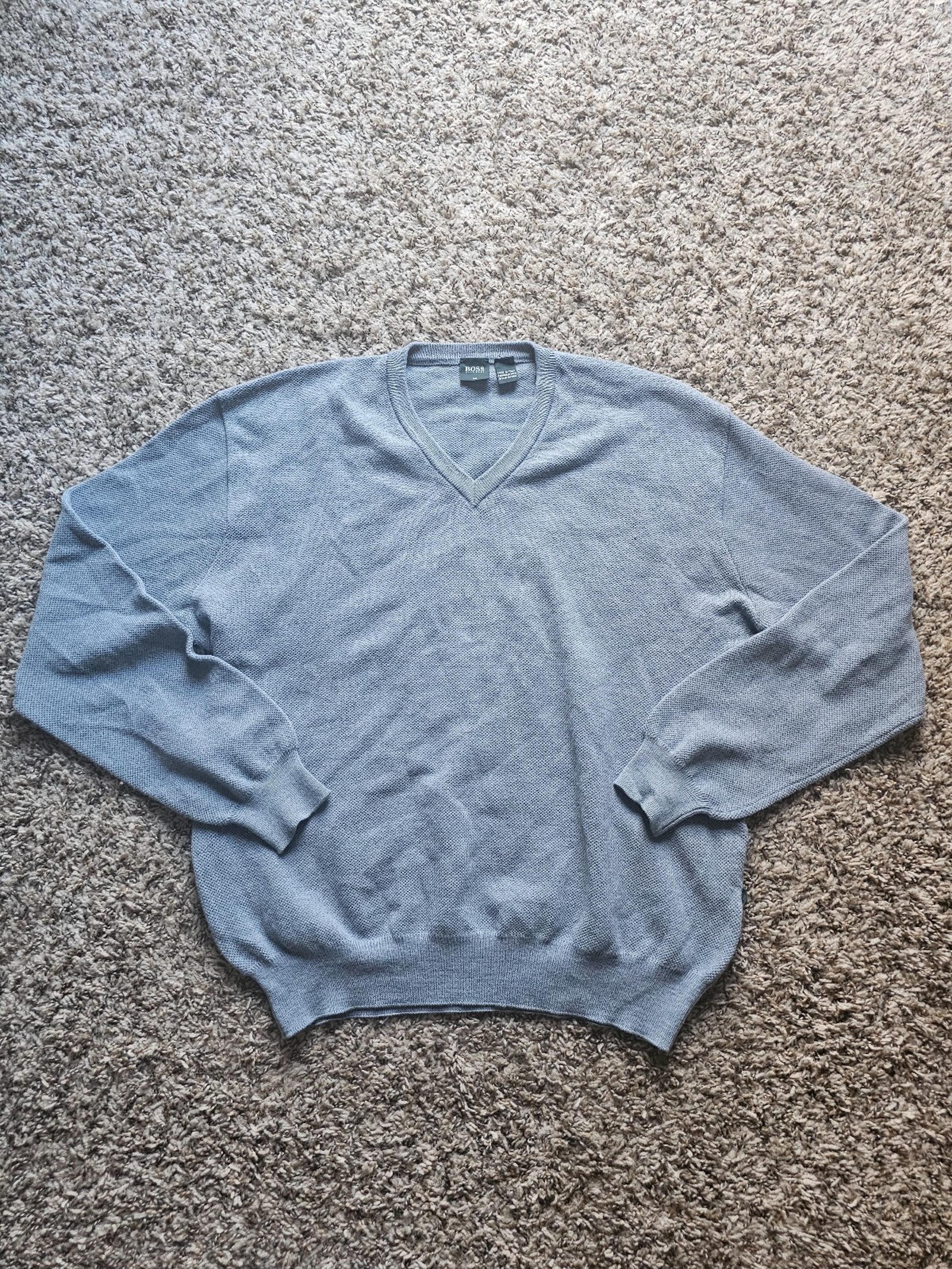 Hugo Boss made in Italy 100% wool gray elegant v-neck sweater size M