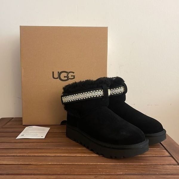 UGG Ultra Mini Alpsey Boots Black Women Size 7