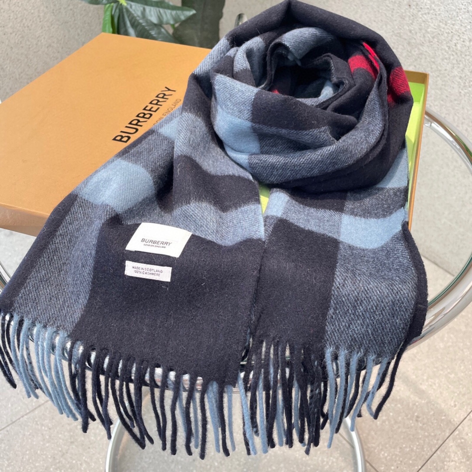 A classic plaid fashion scarf