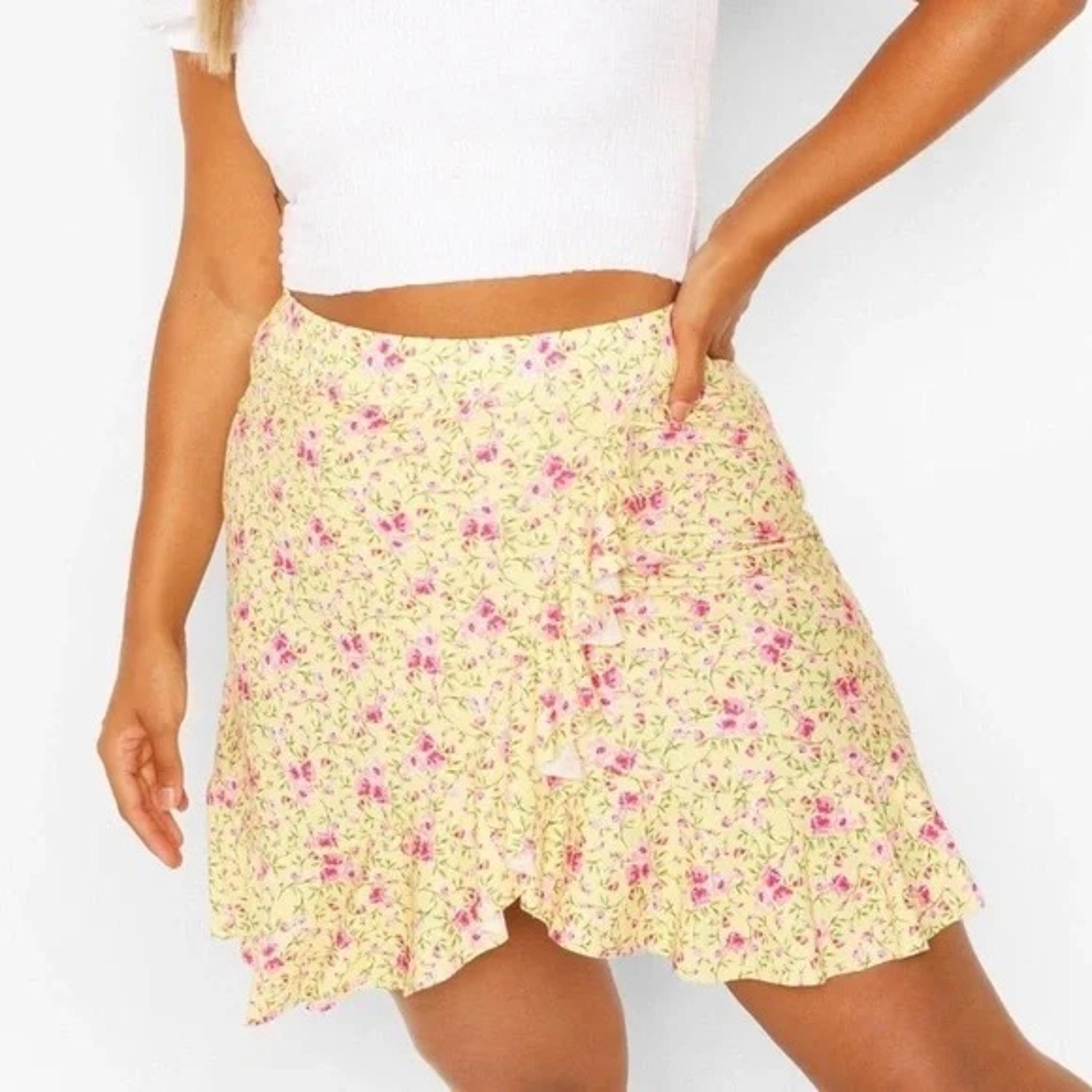 Boohoo+ Floral Ruffle Skater Skirt NWT Size 18 NWT