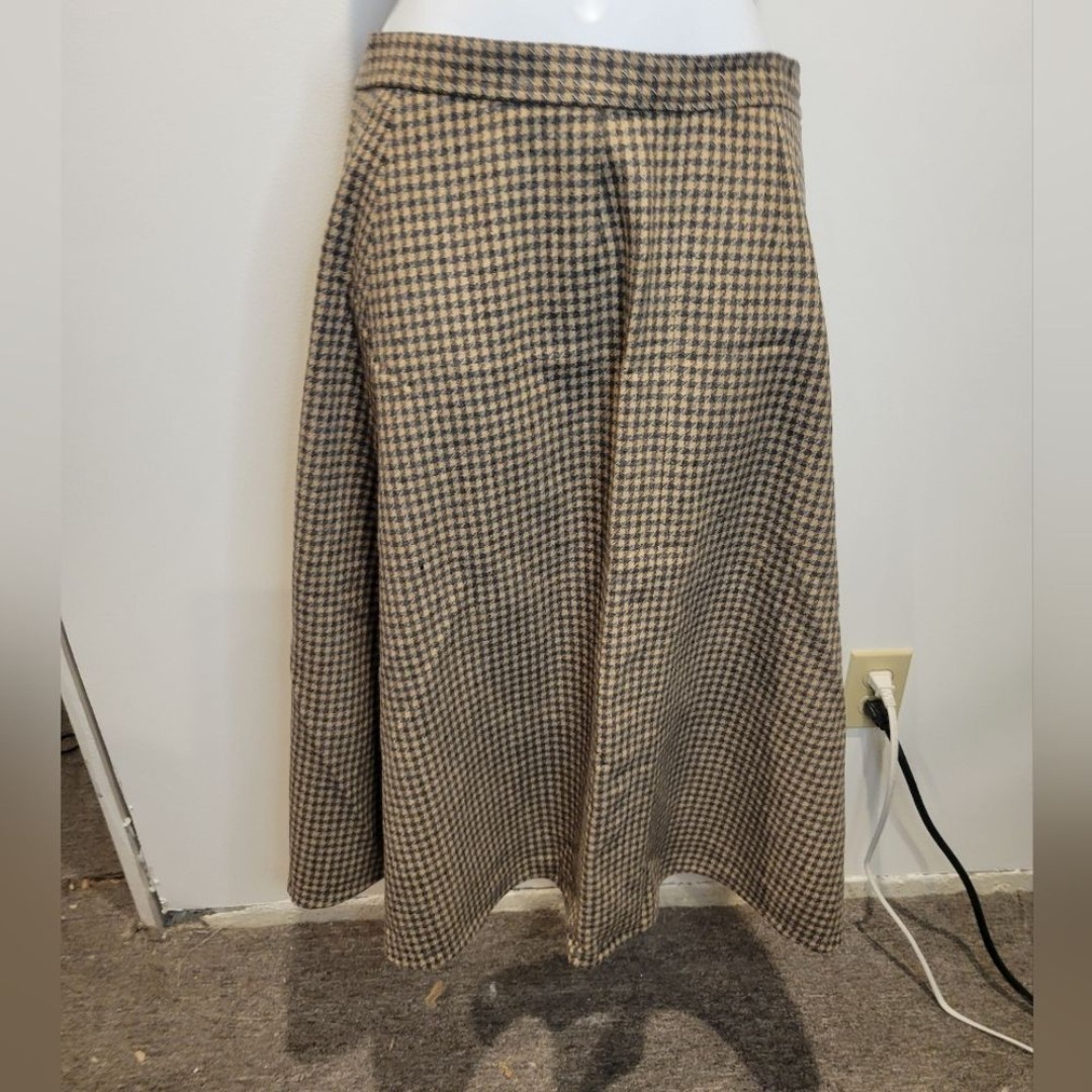 Vintage I. Magnin size s wool brown/black houndstooth pattern skirt. Small flaw