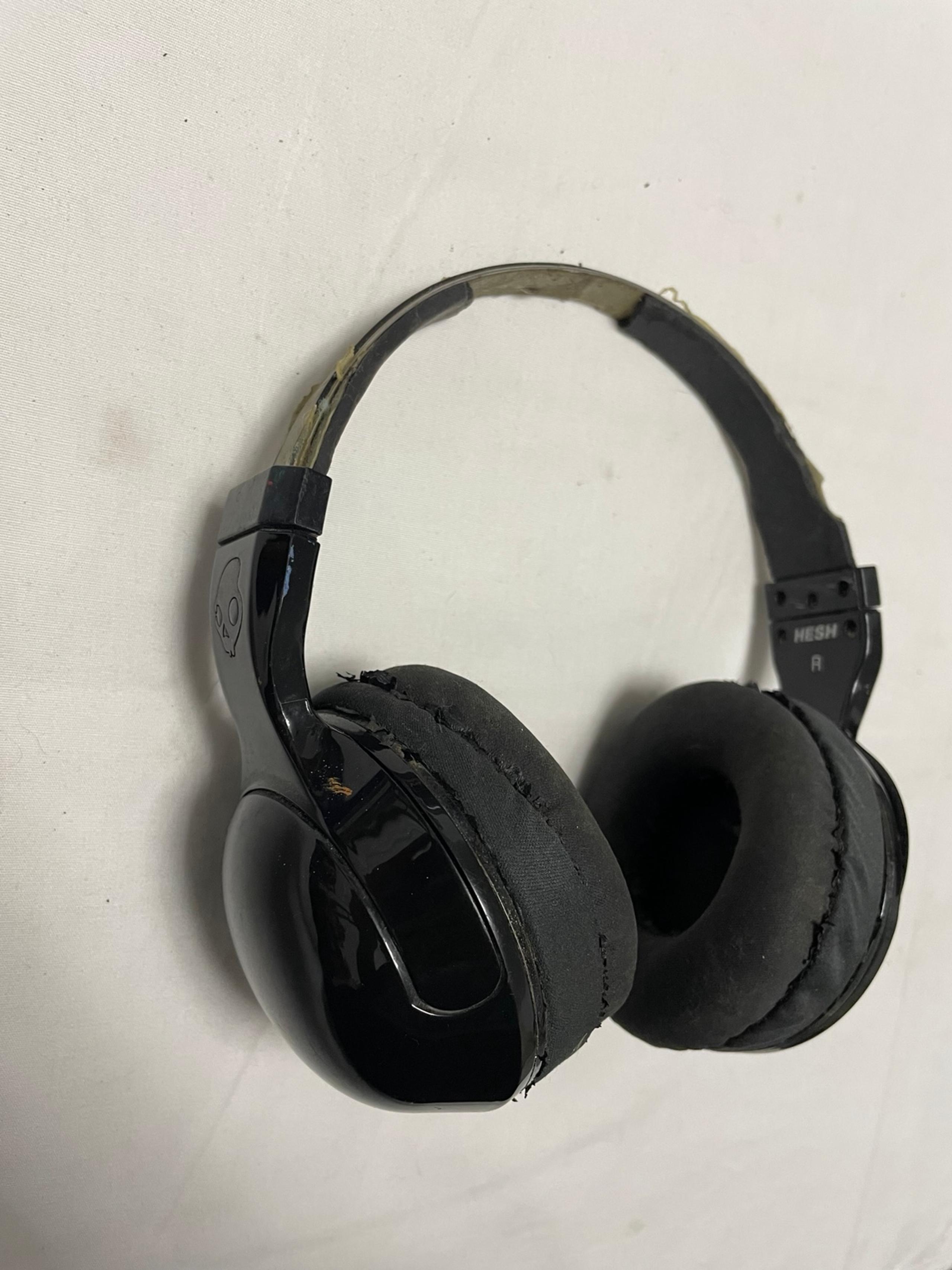 Skullcandy Hesh headphones Tested and Working 
(Needs some TLC)