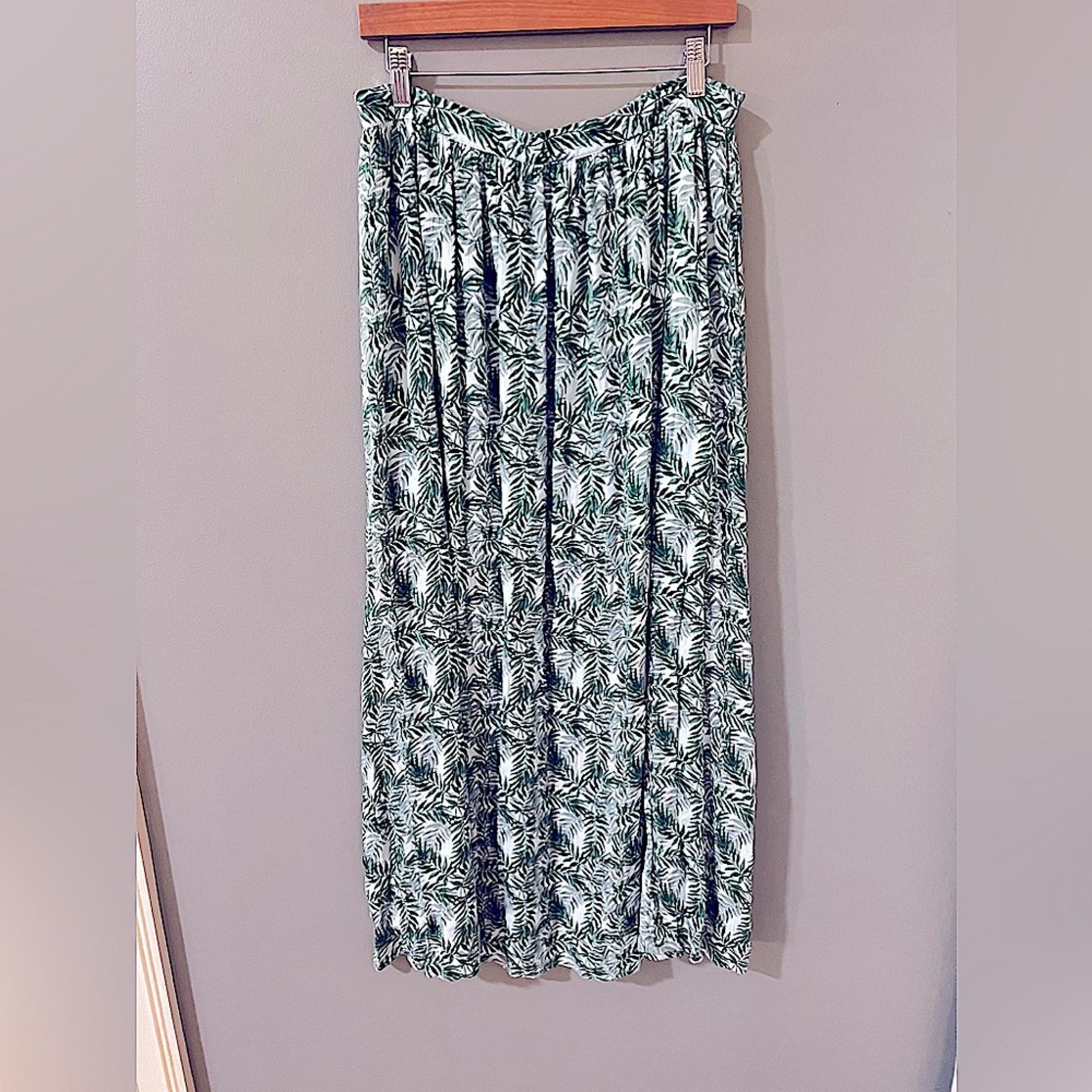 Francesca's palm print maxi skirt size large green and white zip closure