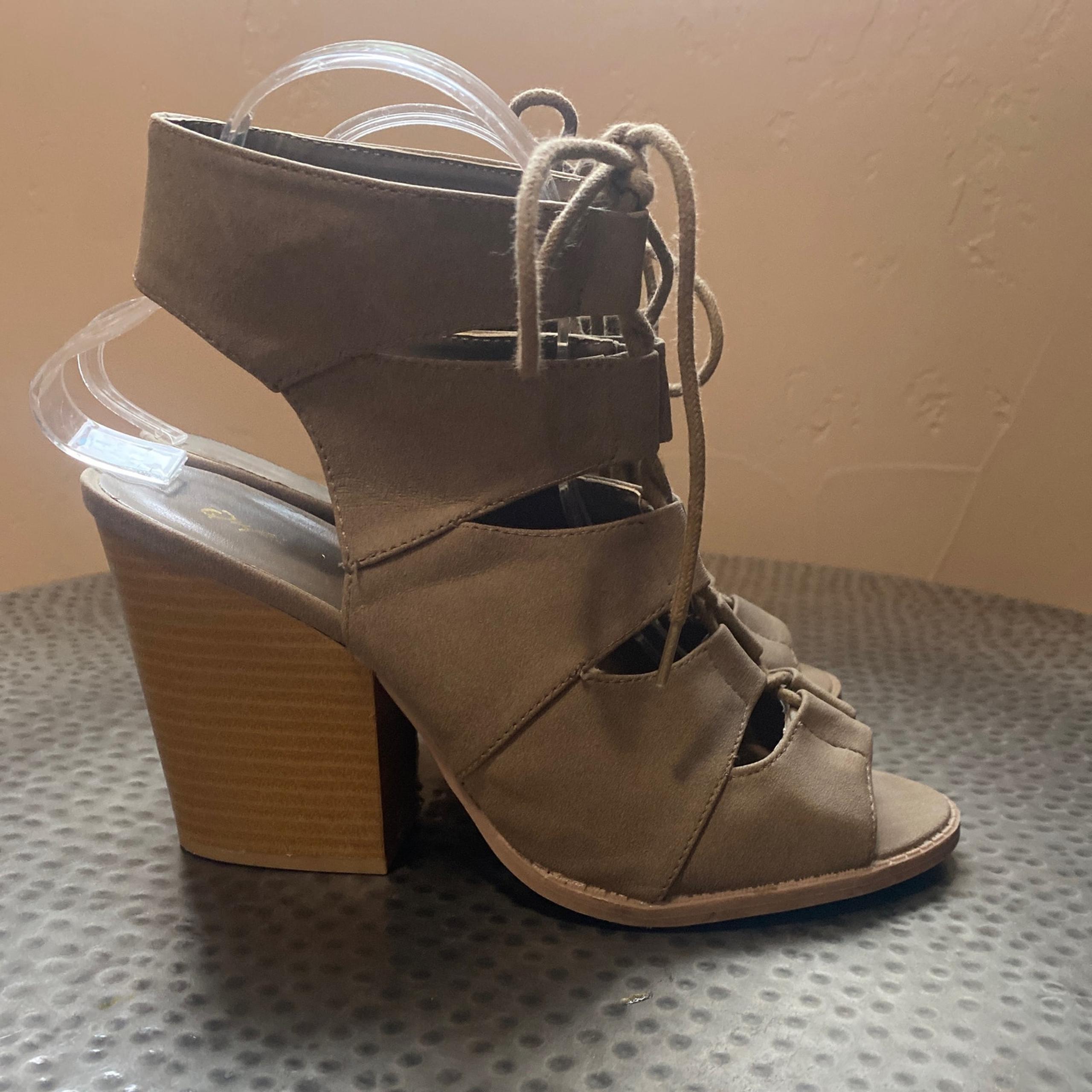 Qupid Gladiator Block Heels Size 8.5 Lace Peep Toe Tan