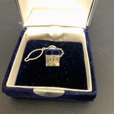 Tie pin with gemstone