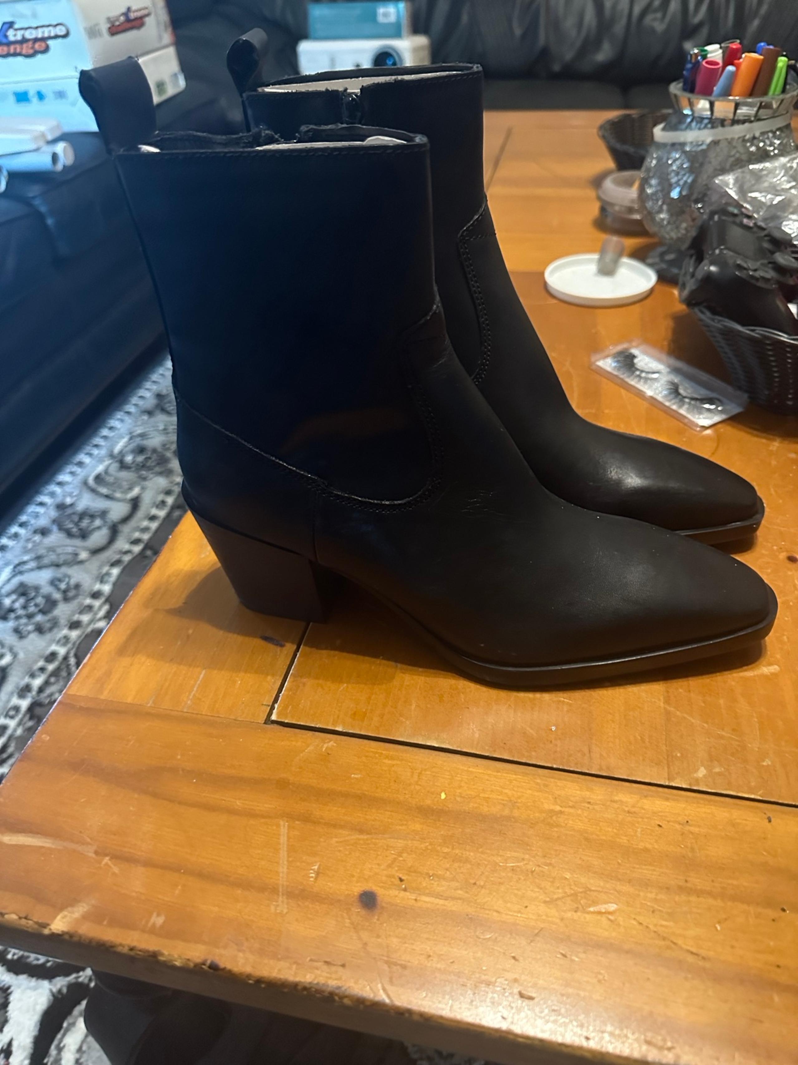 Committed Women’s Boots Sz 6-7 (Check Pictures for Details)